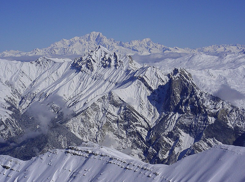 Mamelles de Beaune / Mt Blanc : Au premier plan, mamelles de Beaune et Perron des Encombres, au secon, le Mt Blanc et Grandes Jorasses