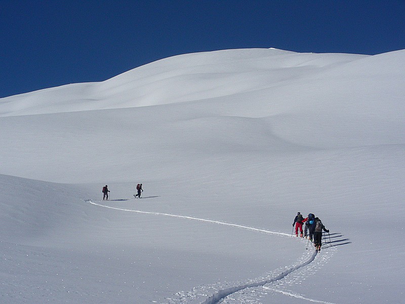 Montée en vue du sommet : Merci à ceux qui tracent !!! beau programme en perspective...