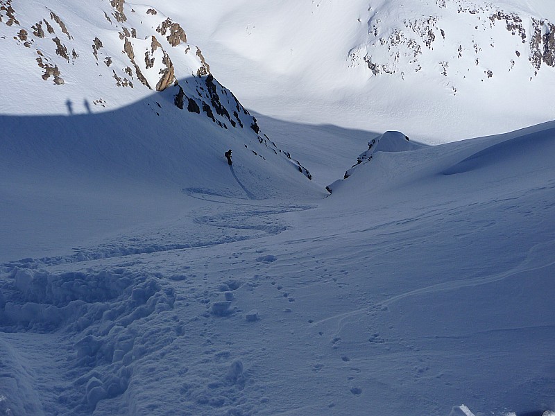 Bonne neige dans les versants : Le petit couloir sous le point 2676