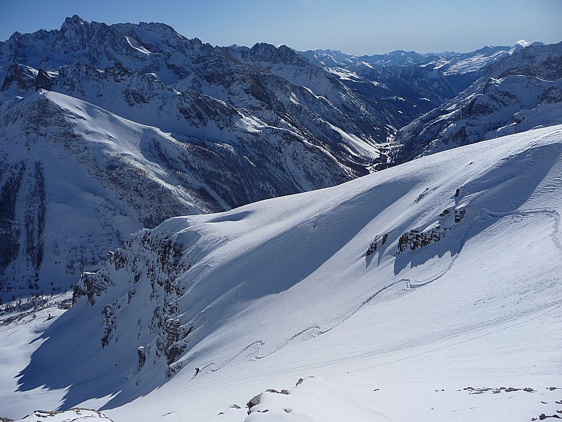 La pente sous le sommet : La neige commence à s'alourdir mais quand mêlme bien agréable.