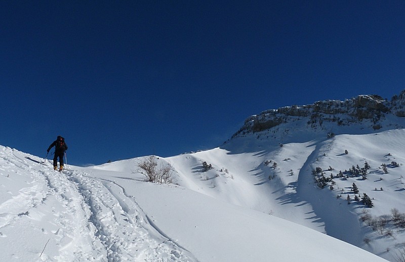 Rochers de Chalves : et le col des Bannettes.