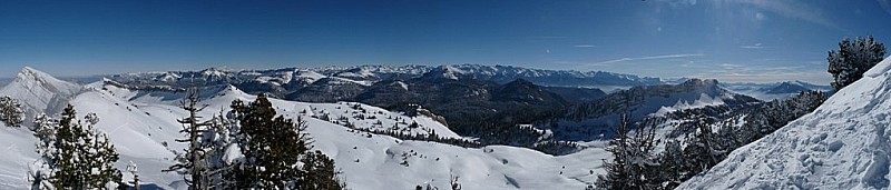 Panorama : une vue très ouvertes sur ces sommets de Chartreuses.