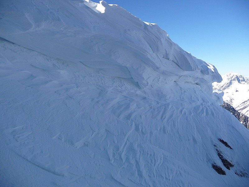 col d'Armenaz couloir Nord : belles corniches au départ !!