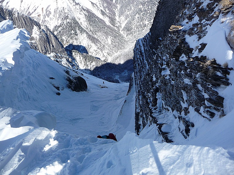 col d'Armenaz couloir Nord : éric dans le mur d'accès au couloir, max est déjà loin !!