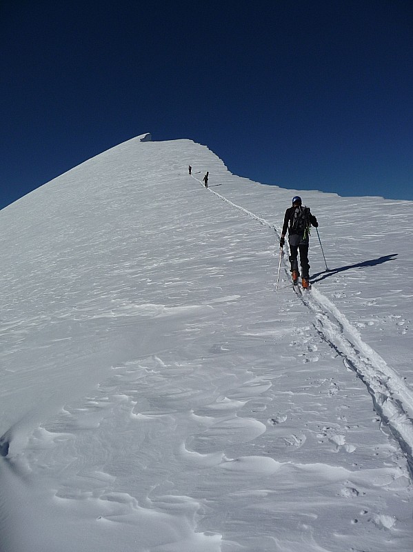 col d'Armenaz couloir Nord : la remontée au Mont d'Armenaz avec ses belles corniches !