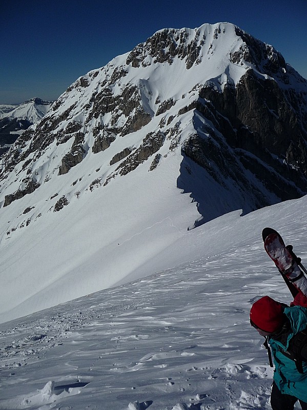 col d'Armenaz couloir Nord : Dom au fond dans la face ouest sous le col e éric prêt du départ pour le côté Nord.