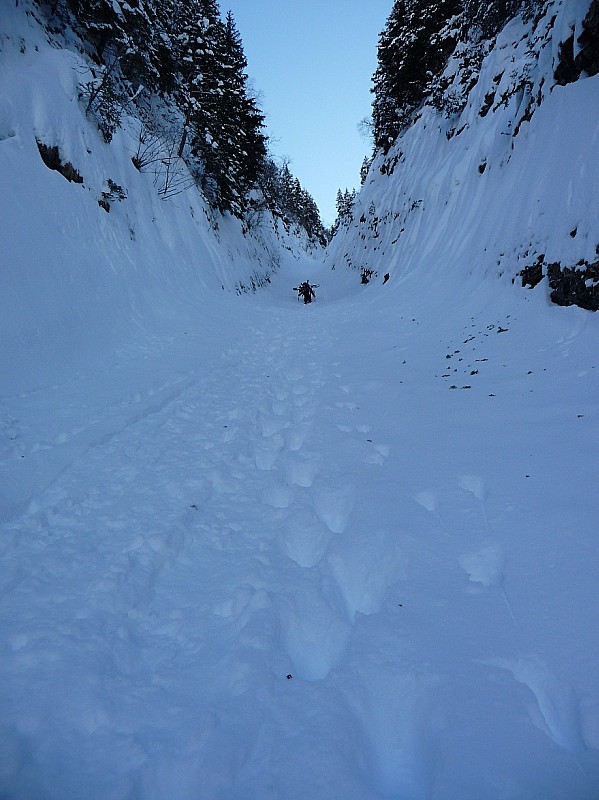 col d'Armenaz couloir Nord : le couloir juste à droite du ruisseau de chavatin que l'on va remonter longtemps...