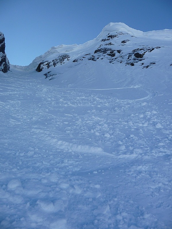 col d'Armenaz couloir Nord : le col vu de la pent sommitale