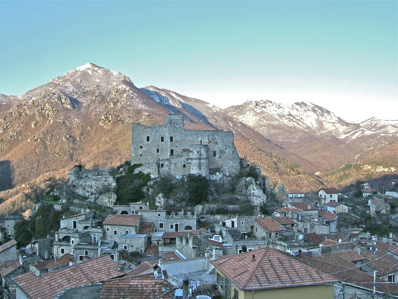 Carmo : Castelvecchio et en fond Mt Galero