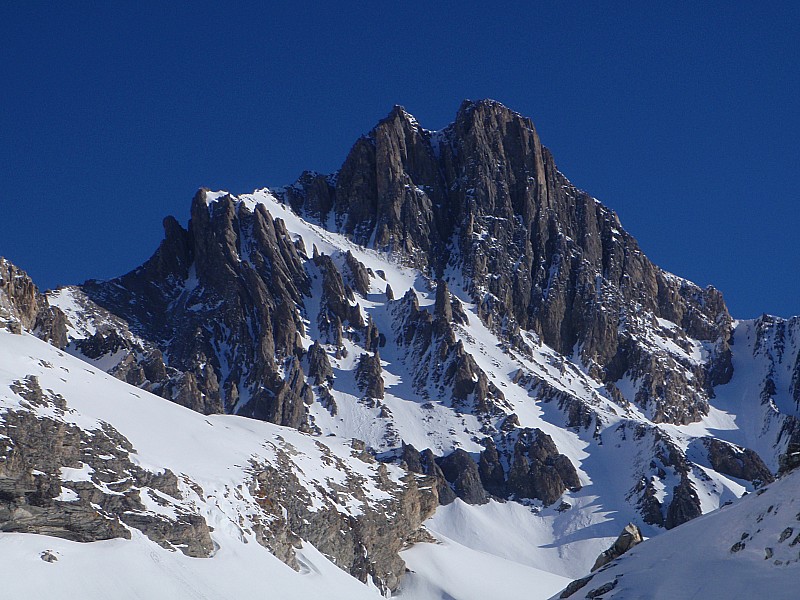 Fournache : la magnifique, hérissée de ses canines... on distingue la Loza avec la coulée dedans (ainsi que la corniche au sommet de la brèche)
