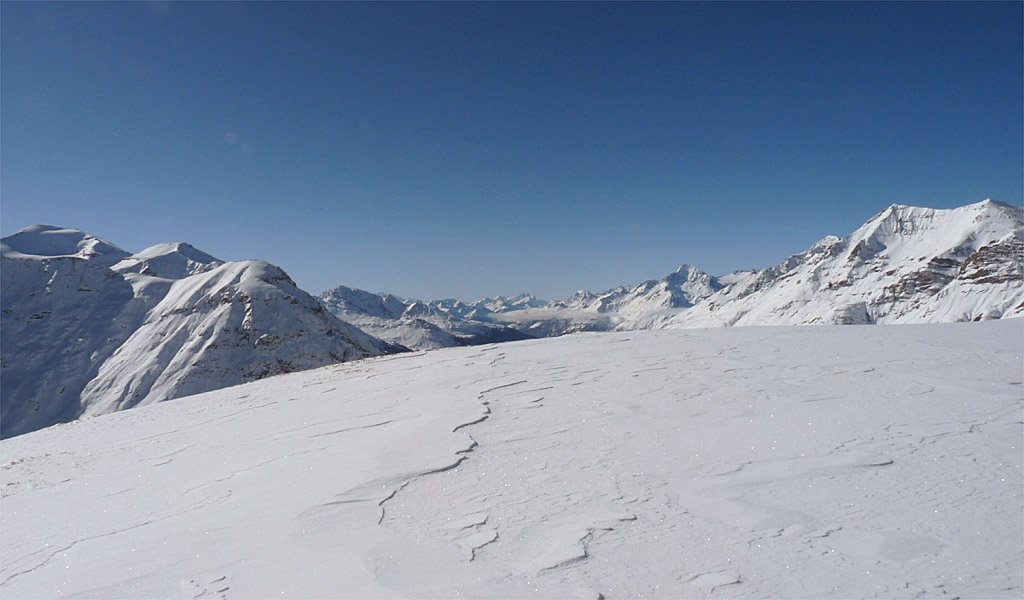 Vue vers l'ouest : Derrière: la Dent Parrachée, les Aiguilles d'Arves, au loin des Ecrins...