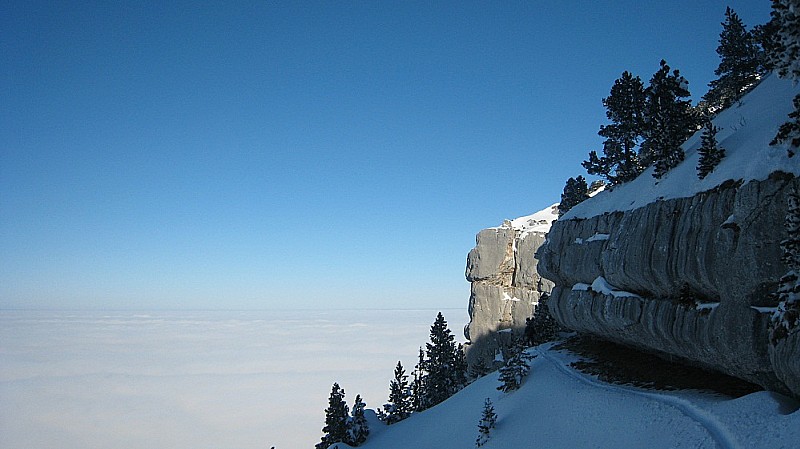 Le haut des barres : Calcaire, neige, mer de nuage...C'est t'y pas beau