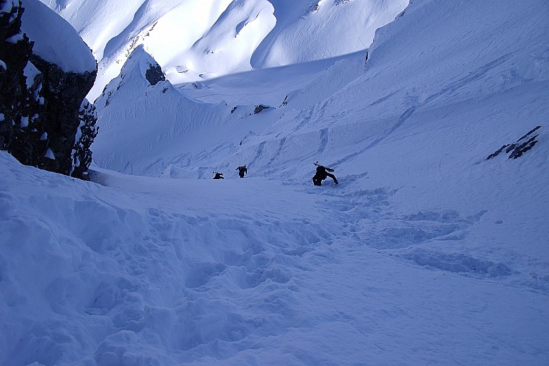 Les poursuivants 2 : Les mêmes vus depuis le haut du couloir. A la descente, je skie la rive D qui est en poudre tassée, avant de revenir en rive G pour amorcer la traversée.
