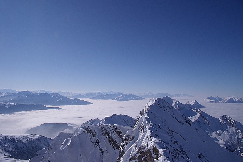 Arêtes : Les arêtes de l'étale, sur fond de mer de nuages et îlots de montagnes, ça donne pas envie de redescendre, mais plutôt de rester à contempler.
