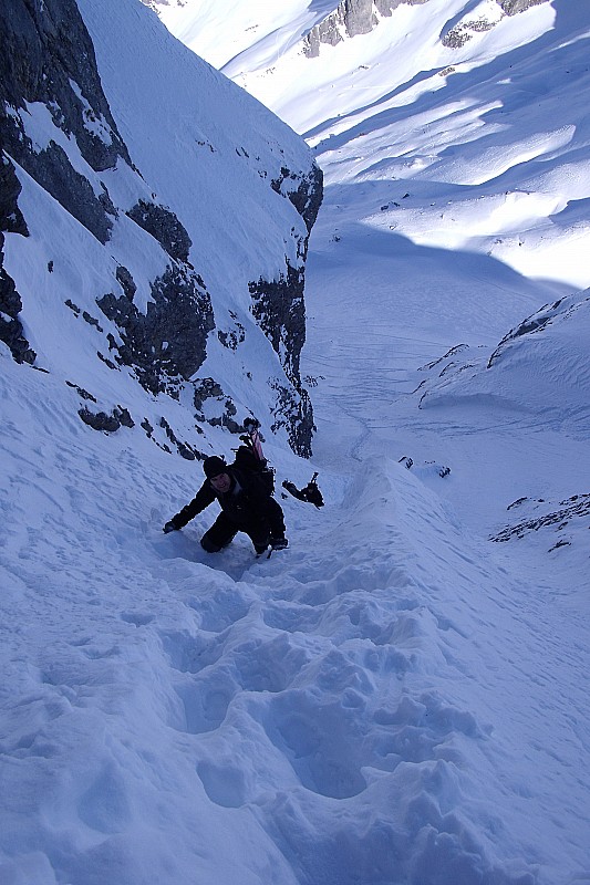 Les poursuivants 1 : Les trois skiuers qui sont montés avec moi, vus depuis le haut de la goulotte par où l'on remonte le couloir