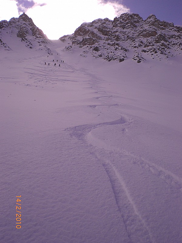 #4 Crêtes des Granges 4 : Descente dans la poudre, du monde dans le couloir. Crêtes des Granges 4 : Descente dans la poudre, du monde dans le couloir.