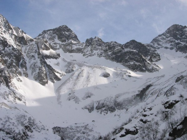 col du Morétan : en direction du col du morétan nous voyons le vallon complétement déneigé dans le haut.