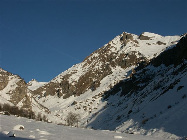 Pointe de la Terrasse. : Le vallon du Charbonnet au petit matin.