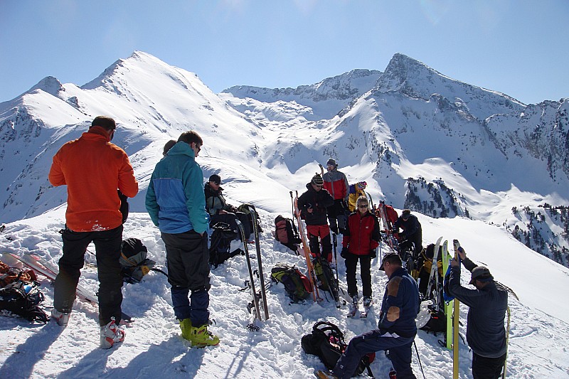 Une partie de la troupe : On va même pouvoir manger au soleil..