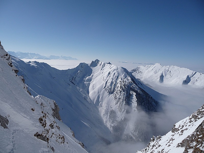 couloir : vue sur la mer de nuage