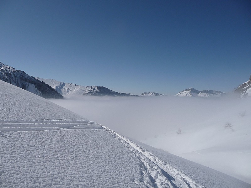 mer de nuage : à partir de là super poudreuse!!
mais masque conseillé