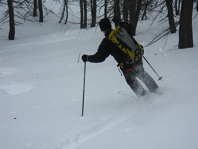 On profite de la pente : avant de rejoindre le fond du vallon moins skiant.