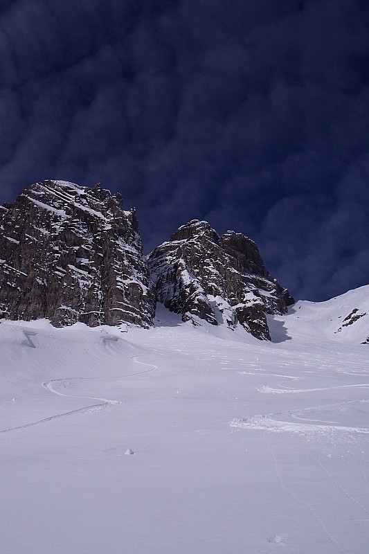 Couloir du chien : Le couloir et les deux colosses qui l'encadrent, sous un ciel cotonneux.