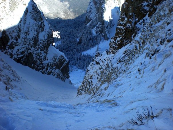 Départ du couloir de Mévonne : Début manquant de neige et la suite déjà tracée.