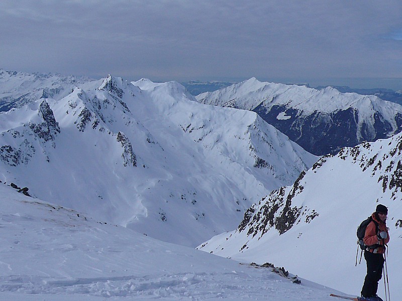vue depuis col de la Forclaz : Vue sur la montée du vallon (à gauche) au 2ème col et retour par le vallon de droite depuis le sommet