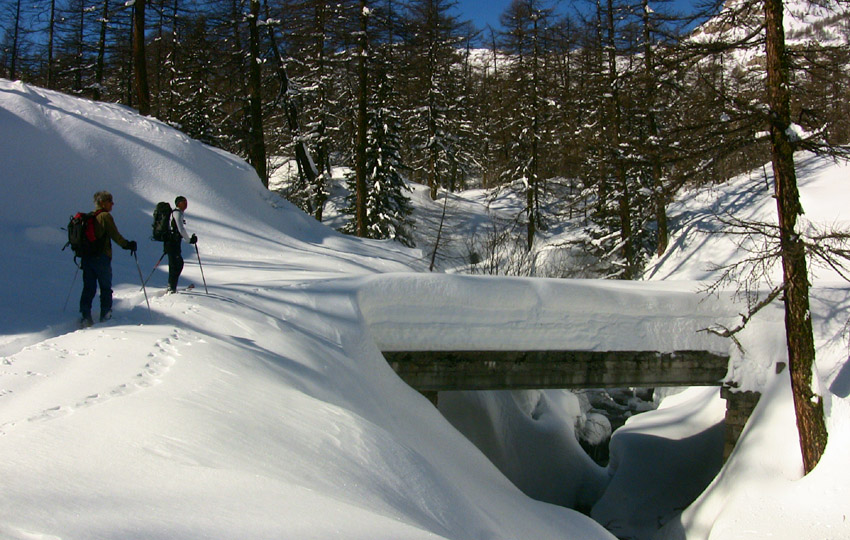Pont de Sestrieres : 2m d'épaisseur sur le pont, le panneau du parc a completement disparu sous la neige