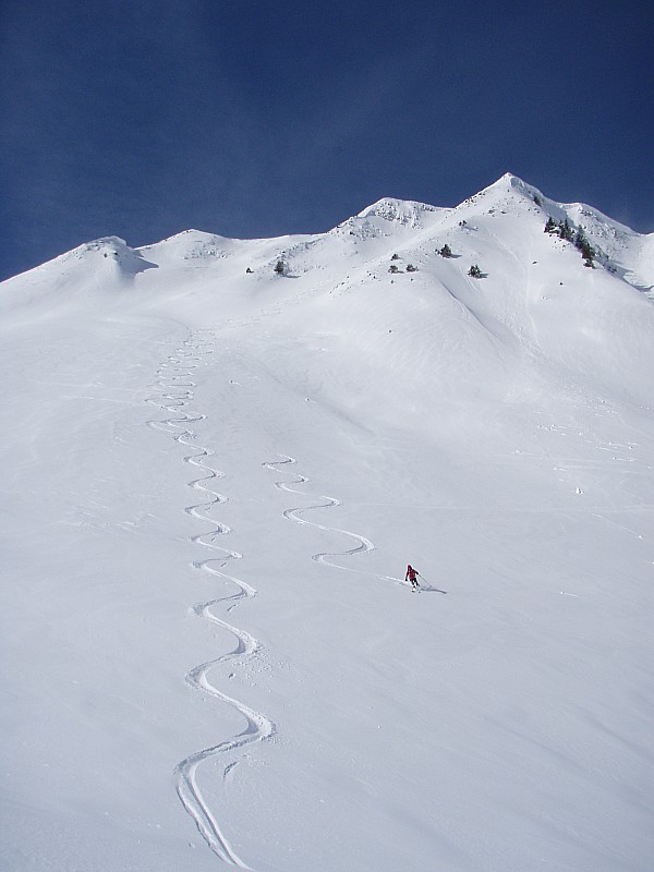 Couloir E : Julie s'éclate dans le bas du couloir...
Pure poudreuse !