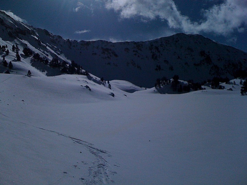 #1 Lac de Bastan : Du vent sur la crête au fond. Le couloir raide part du point bas de la crête. Lac de Bastan : Du vent sur la crête au fond. Le couloir raide part du point bas de la crête.