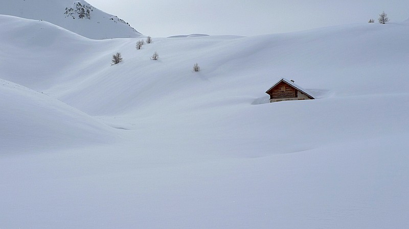 La cabane sous le col : un paquet de neige !