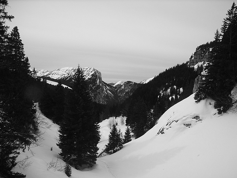 Vallon de Pratcel : Vers le S, enfilade jusqu'au Charmant Som