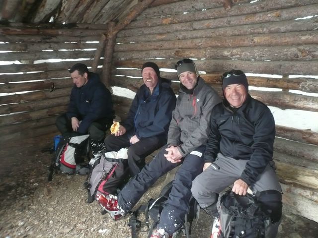 Pas du Follet : Pose casse croute à la cabane de l'avalanche