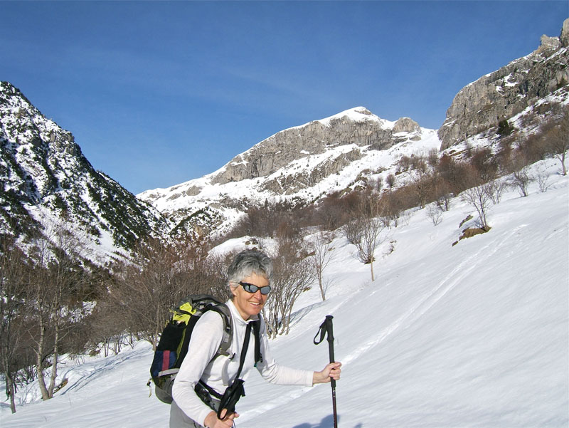 Palù en Tanaro : Vallon de Carnino,montée, à gauche du sommet derrière Monique et à droite le Passo Delle Menestrelle voie de descente.