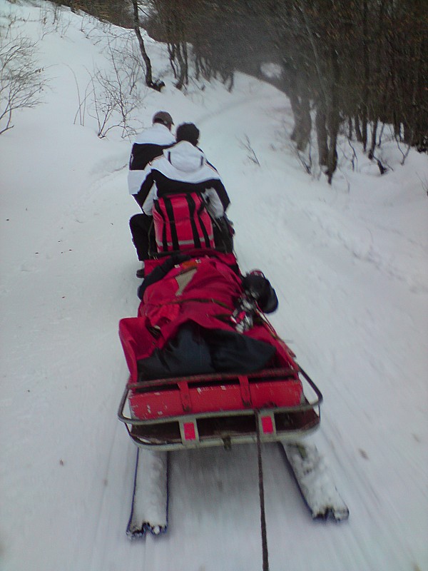 Ski tracté : L'égaré (un skieur alpin de 70 ans vraiment paumé en pleine nature en conditions tempête) sur le traineau et moi, tracté par les 2 pisteurs (sympas) sur leur moto neige.