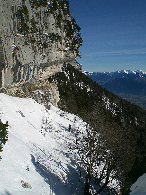 Montée au Col de l'Alpe : Sous les falaises