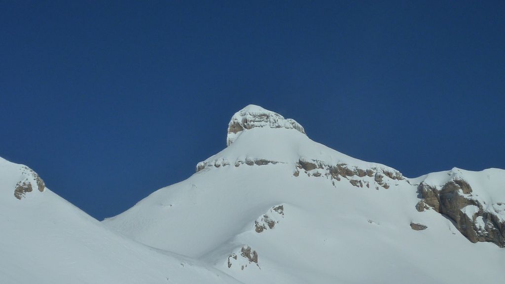 Grand Ferrand Face Sud : enneigement enorme en altitude cette année dans le Devoluy. on ne voit presque plus la faiblesse de la barre