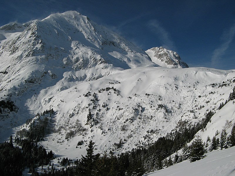 le Taillefer : Avalanches généralisées au pied du Taillefer...