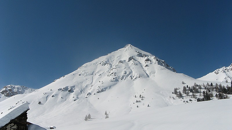 Un des chalets de l'Izoard avec le Gd Peygu en arrière plan.