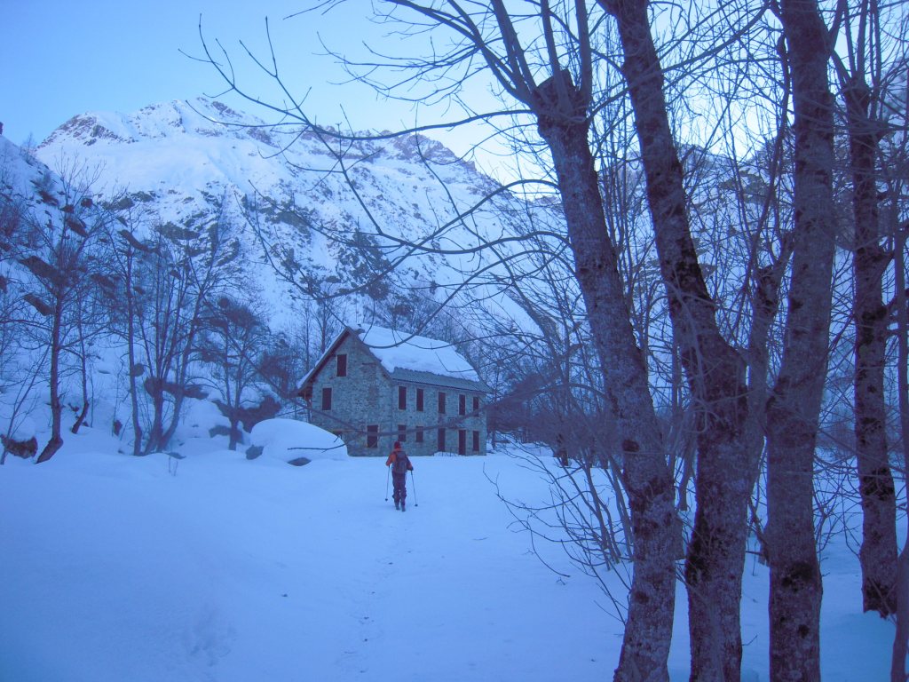 refuge du clot : chemin bien enneigé