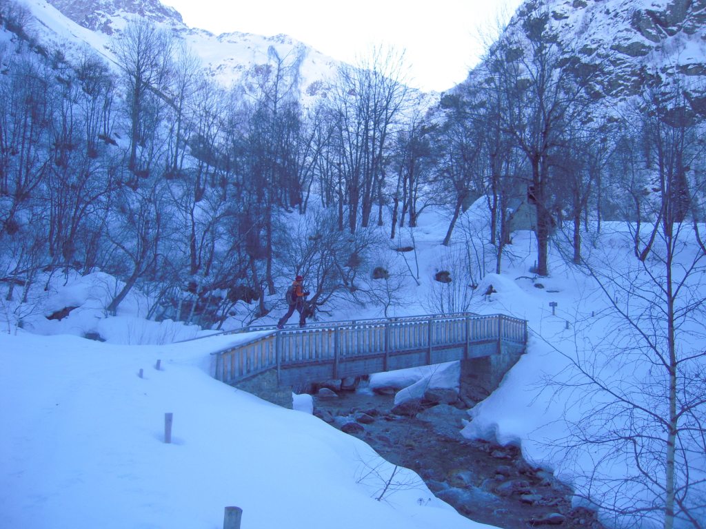 passerelle du clot : neige sur la passerelle