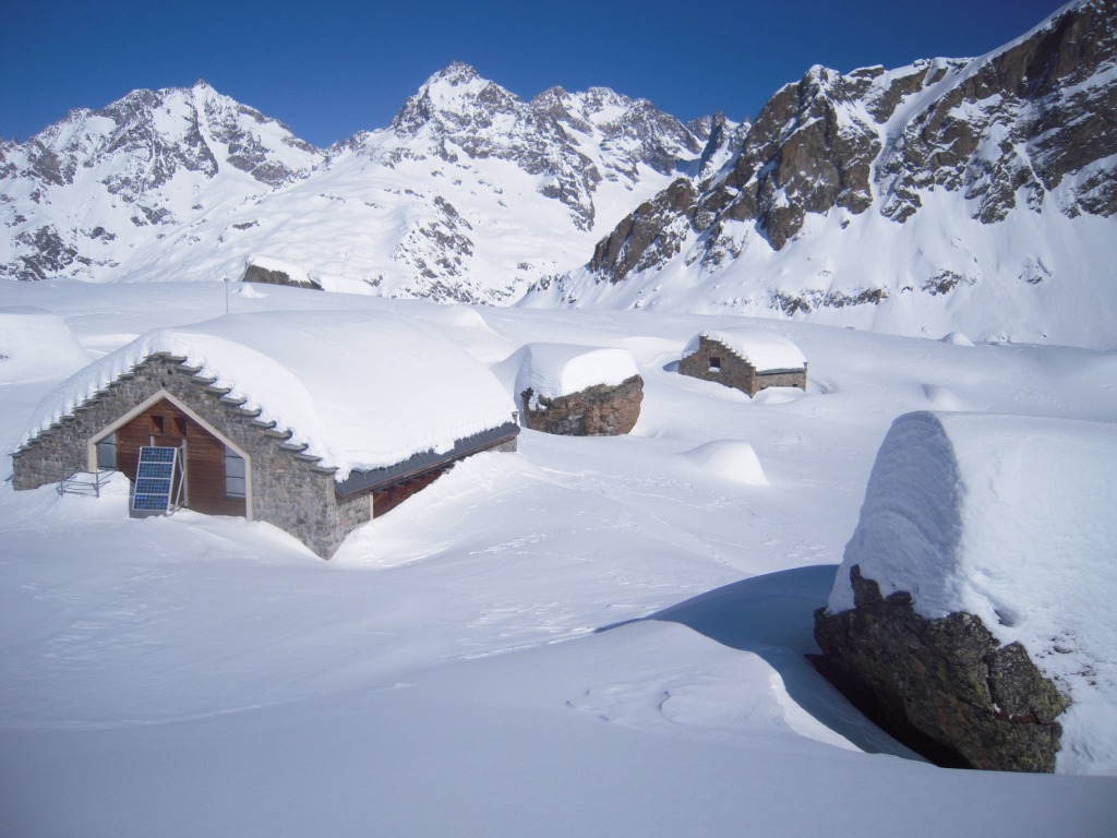 refuge sous la neige : neige jusqu'au toit