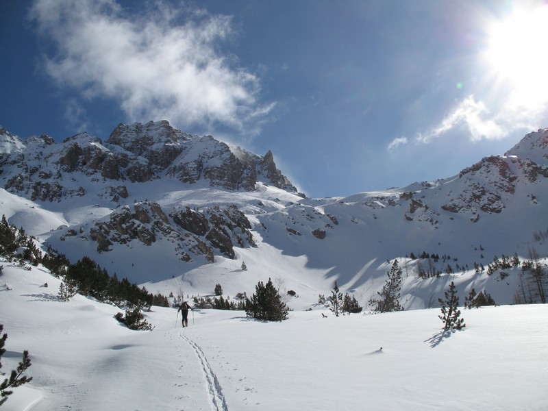 Le Col, fin du vallon : la petite barre se contourne à l'extrème gauche de la photo
