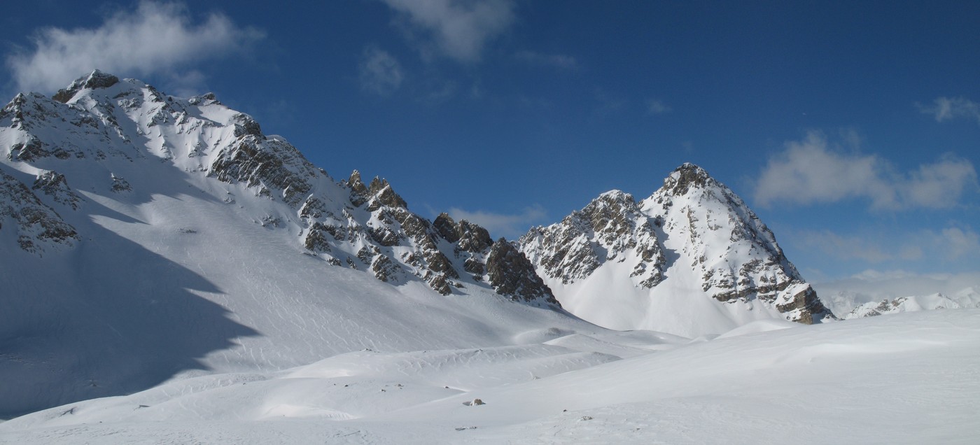 étendue du Col : à droite : Roche des Prés. à gauche : Pointe des Grands Becs