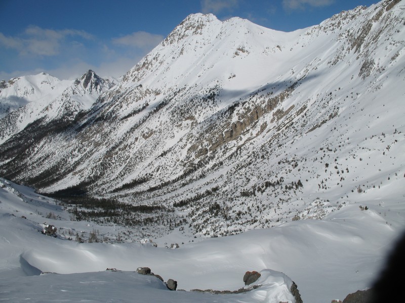 Le vallon des Acles : à droite Charra, au fond à gauche : sommet du Guiau face E