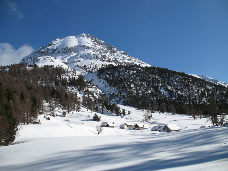 Chalets des Acles : en face sommet du Charra, à gauche Col des Acles, à droite notre itinéraire