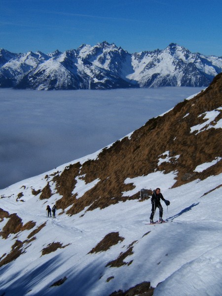 L'équipe en chemin. : Ascension tranquille au dessus de la mer de nuages, face à Belledonne.