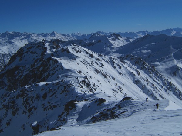 L'arête : Vue sur toute l'arête (la pointe de Valbuche est au milieu à droite).